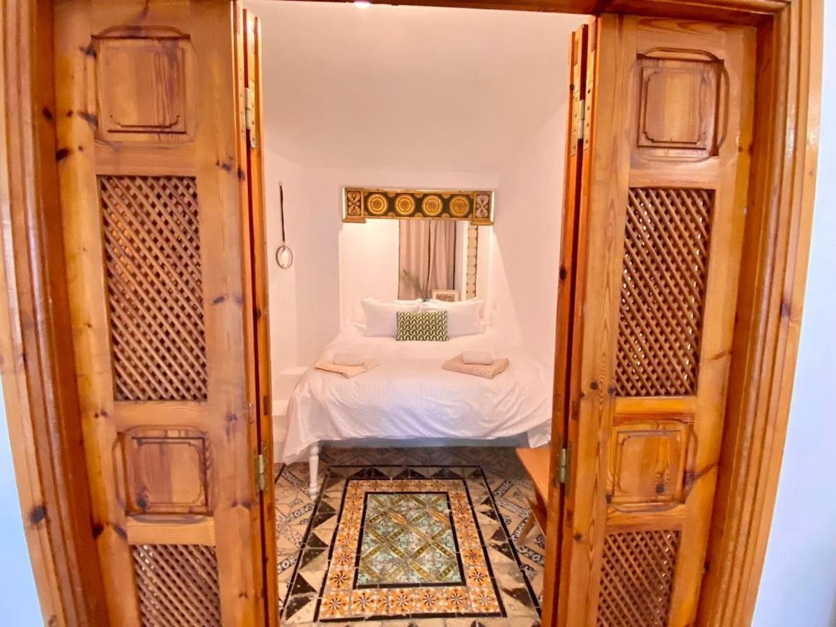L'atelier Hedi Turki, Breakfast & Pool Sidi Bou Said Apartment *
