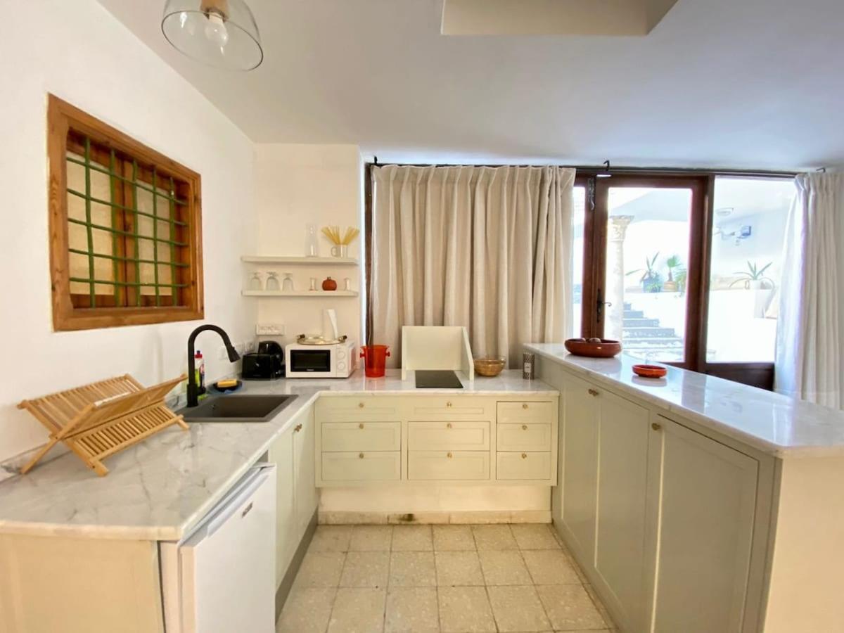 L'atelier Hedi Turki, Breakfast & Pool Sidi Bou Said Apartment *
